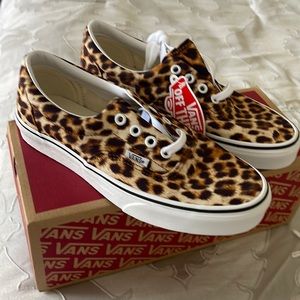 Brand new, never been worn Leopard (black/true white) lace up Vans 7.5 womens